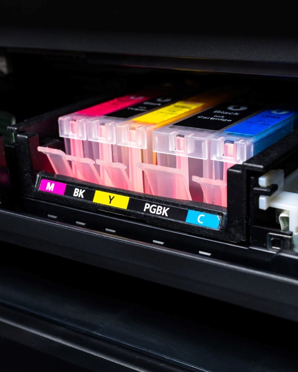 Cartuchos de tinta de color en una impresora.